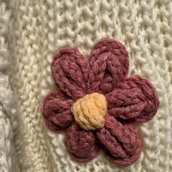 POL oversized chunky knit cream floral V-neck sweater colorful 3D crochet flower - Picture 3 of 13